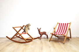 Gestreepte retro strandstoel voor kids. Houten klapstoel / ligstoel
