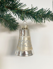 Glazen vintage kerstbal - belletje. Antieke zilveren kerstklokje met glitter