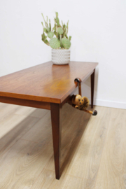 Houten vintage bijzettafel. Kleine retro salontafel
