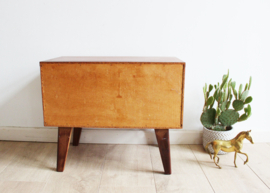 Houten vintage nachtkastje. Mid Century retro kast met klepdeur.