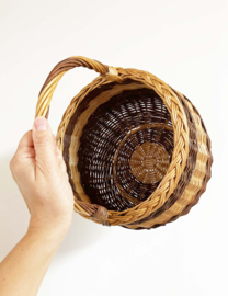 Tweekleurige rieten vintage mand met hengsel. Boho rotan mandje / picknickmand.