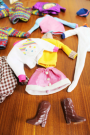 Vintage kledingkast voor Sindy (of Barbie) met inhoud. Retro speelgoed kast