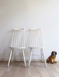 Set witte vintage spijlenstoelen met hoge rug. 2 houten retro keukenstoelen.