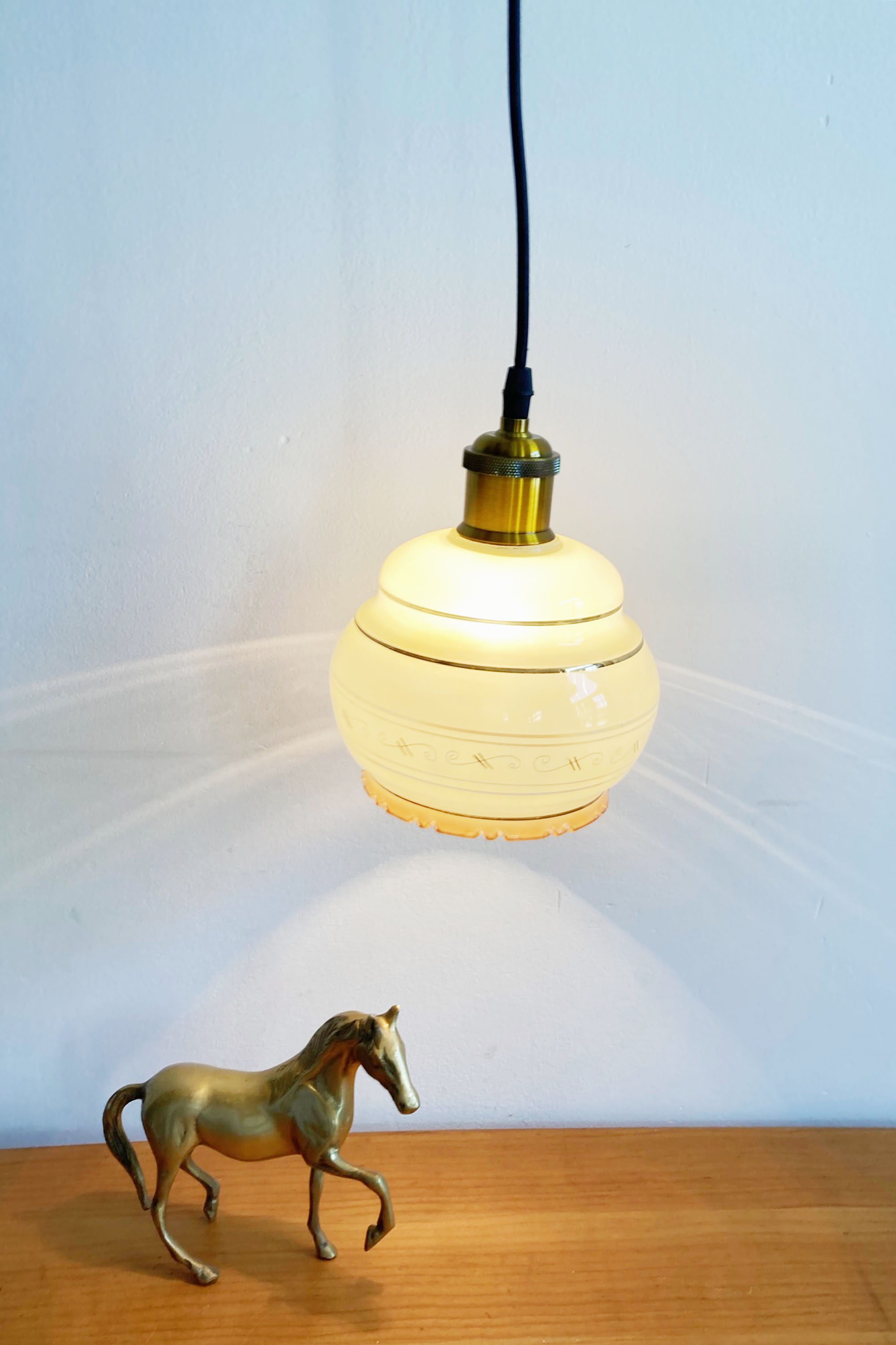 Vintage hanglampje met glazen kap. Oud antiek lampje