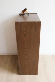 Hoge vintage schoenenkast. Retro ladekast met grote knoppen.