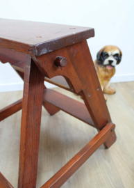 Houten vintage trapje. Antiek look kruk / opstapje