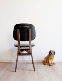 Houten retro stoel met zwart skai. Vintage stoeltje