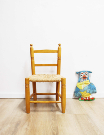 Vintage kinderstoeltje met biezen zitting. Houten boho stoeltje