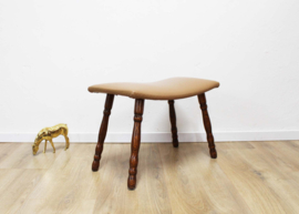 Vintage voetenbankje met cognac skai leer. Houten retro kruk/luiwammes