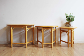 Set van 3  rotan bijzet tafels met houten blad. Vintage tafeltjes / mimiset