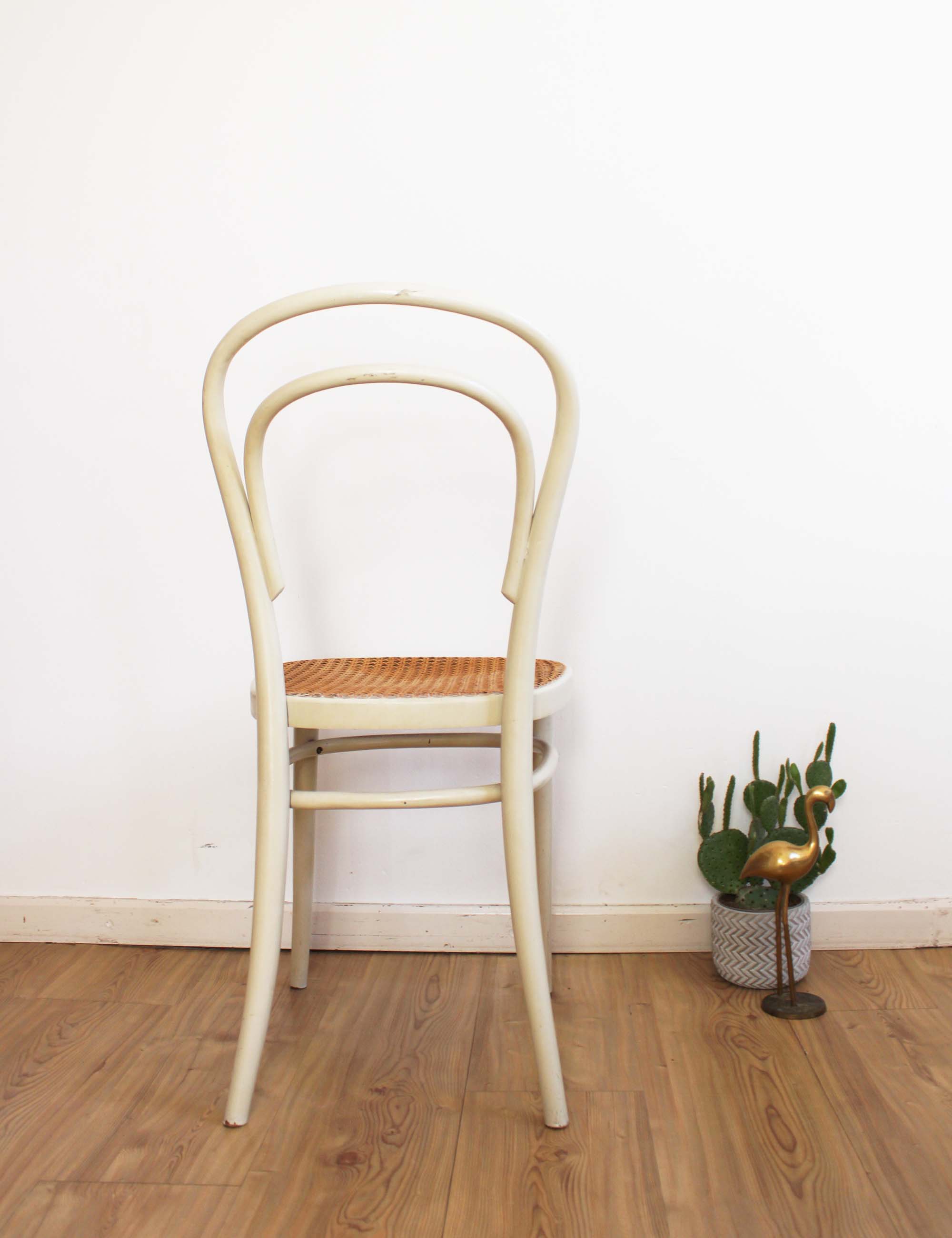 Houten vintage bistro stoel in Thonet stijl. Retro cafe stoeltje