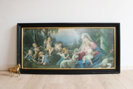 Grote religieuze print in zwarte lijst. Vintage prent, Maria met baby Jezus en engeltjes