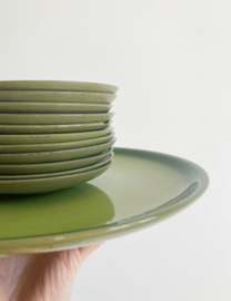 Groene vintage taartschaal met gebaksbordjes. Set aardewerk retro bordjes.