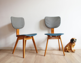 Set houten vintage stoelen met blauw/grijs skai-leer. Retro design dining chairs