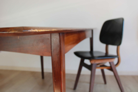 Vintage eettafel met uitschuifbaar blad. Houten retro design tafel.