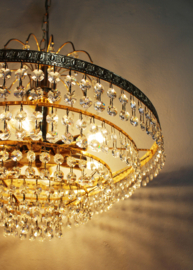 Grote vintage kroonluchter met pegels. Goudkleurige Hollywood Regency hanglamp