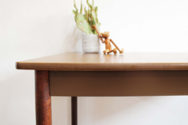 Stevige vintage tafel op houten poten. Retro eettafel.
