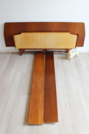 Houten vintage bedframe. Mid Century retro design bed / twijfelaar