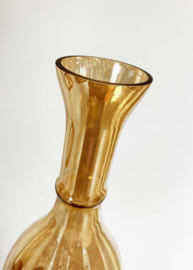 Amberkleurige glazen fles met een craquelé textuur. Vintage karaf met stop
