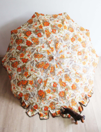 Grote vintage parasol met bloemen. Retro zonnescherm uit de jaren 70.