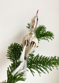 Glazen vintage kerstversiering-vogel. Antieke kerstbal op knijpertje
