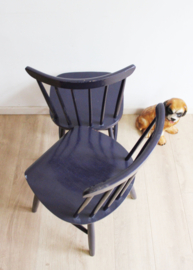 2 paarse vintage spijlenstoelen. Houten retro stoelen.