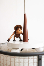 Vintage hanglamp met teak houten detail. Mid Century retro design lamp.