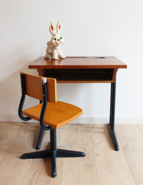 Houten vintage bureau met schoolstoel. Retro lessenaar met stoel