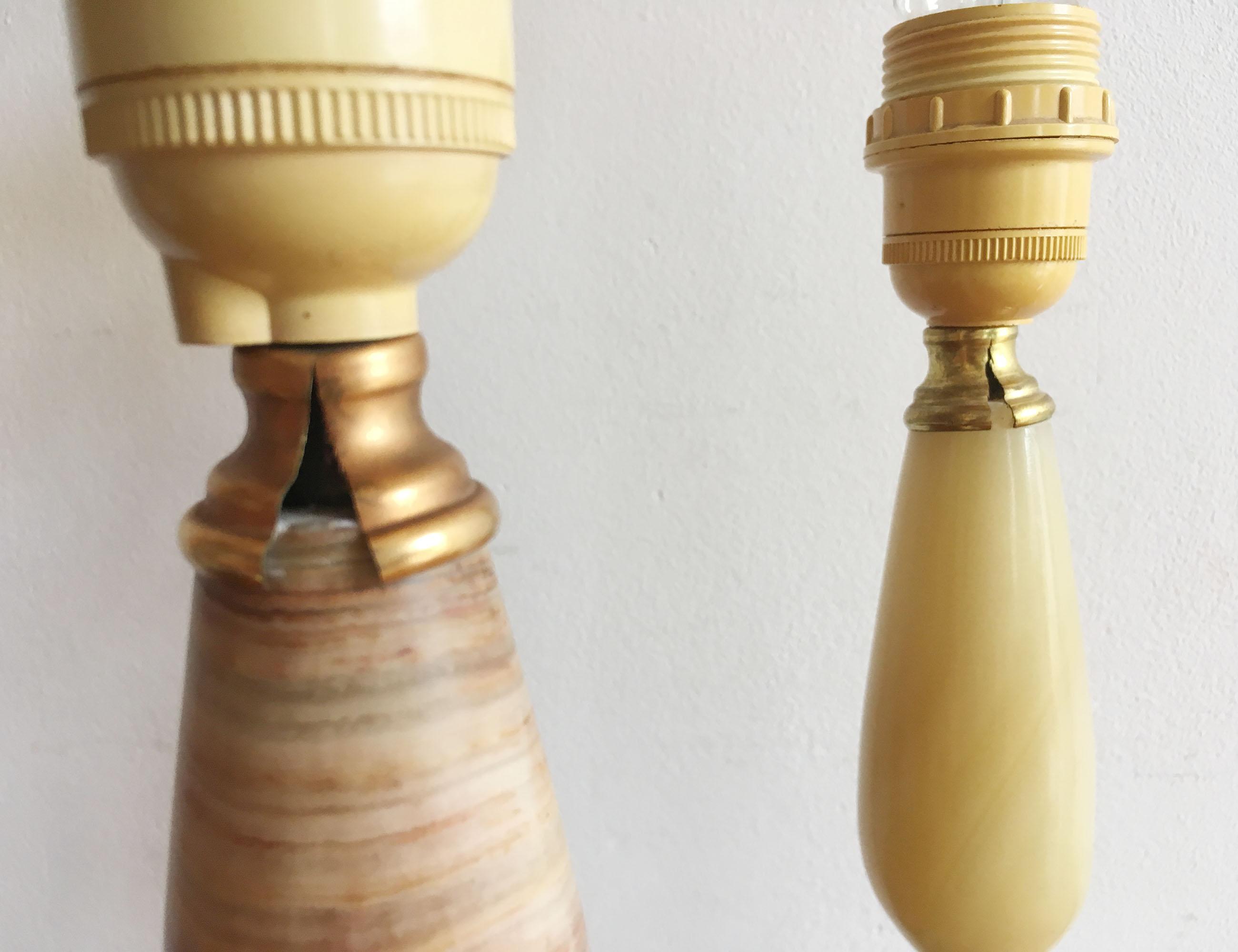 Set tafellampen in marmer look. Twee vintage lampjes van albast