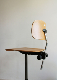 Industriële retro tekenstoel. Vintage atelier / werkplaats stoel