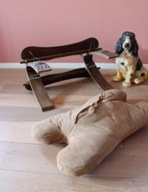 Vintage kamelenzadel kruk met bruin kussen. Houten Boho voetenbankje