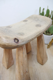 Laag houten krukje in Brutalist stijl. Massieve retro kruk / stool