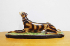 Groot gipsen beeld van een windhond. Vintage honden beeld - Art Deco stijl
