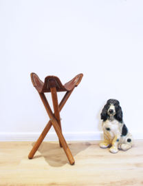 Houten vintage krukje met lederen zitting. Opvouwbare retro kruk, tripod