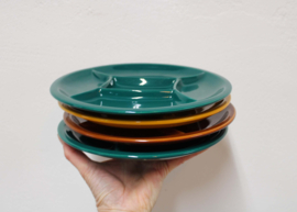 4 gekleurde vintage fondue borden. Set stenen retro bordjes.