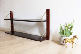 Houten vintage wandrek met metalen dragers. Retro design planken + kast