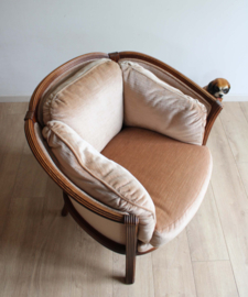Vintage fauteuil bekleed met licht bruin velvet. Antieke velours stoel