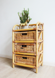 Rotan vintage kastje met 3 lades. Boho nachtkastje / retro ladekast