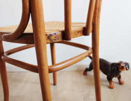 Houten vintage stoeltje met voetenbank, Thonet stijl. Retro cafe stoel, nr 56