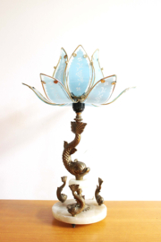 Prachtige vintage lamp met vissen en lotus bloem. Antieke tafellamp - bloem