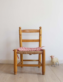 Vintage kinderstoeltje met biezen zitting. Houten boho stoeltje
