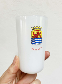 Set van 13 vintage glazen met Nederlandse provincies. Retro bekers van melkglas.