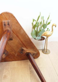 Vintage bijzettafel in driehoek vorm, opknapper. Houten retro tafeltje