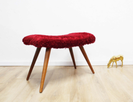 Vintage voetenbankje met rood pluche. Houten retro kruk/luiwammes