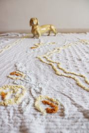 Grote vintage chenille sprei. Witte retro sierdeken met gele bloemen