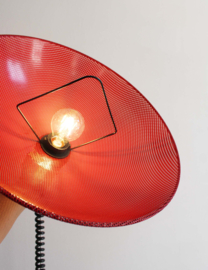 Rood metalen vintage hanglamp. Pilastro stijl retro lamp.