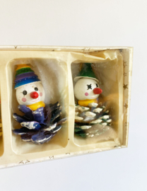 Doosje met vintage kerst clowns. Retro kerstdecoratie