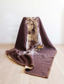 Bruine vintage deken met paard. Retro vegan sprei van dralon