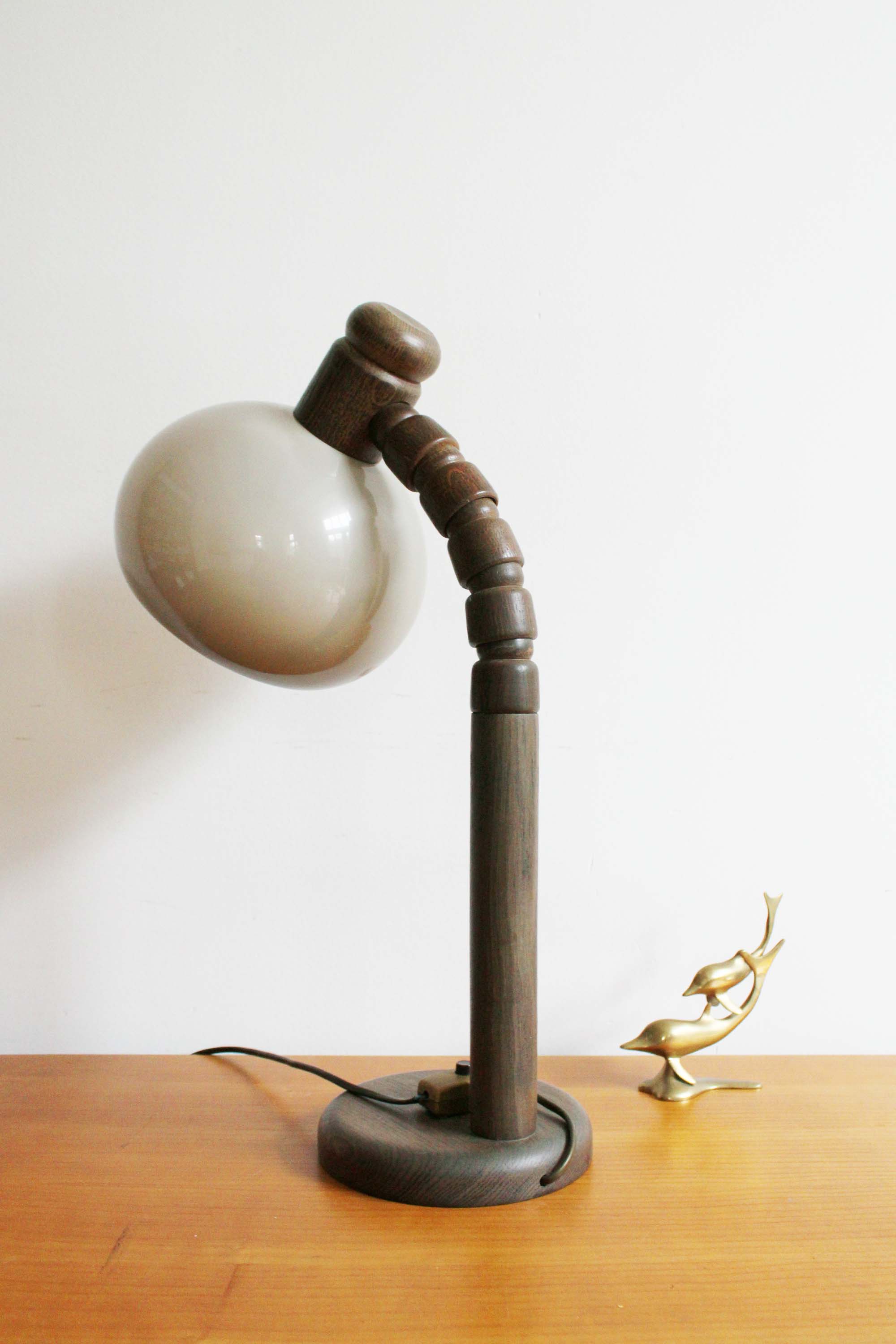 Houten vintage tafellamp met bruine kap. Retro design lamp - Steinhauer?