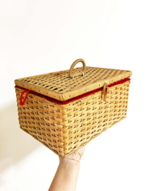 Rieten vintage mandje met geruiten stof. Boho rotan mand / naaikist